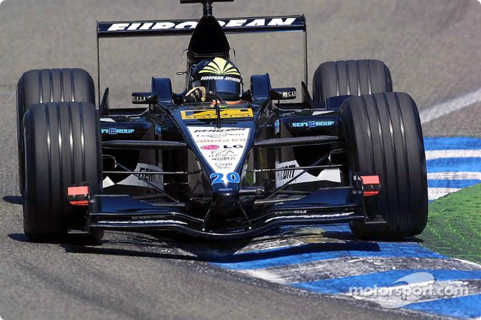 O quinto dos brasileiros era Tarso Marques, no volante daquele que era o pior carro da F1 naquele ano - a Minardi.