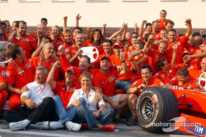 Michael Schumacher celebrando con el Equipo Ferrari