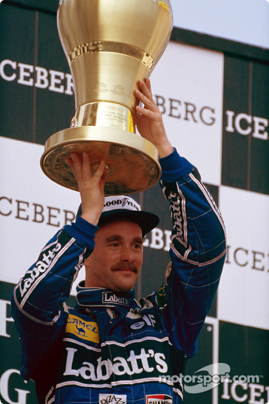 El ganador de la carrera Nigel Mansell