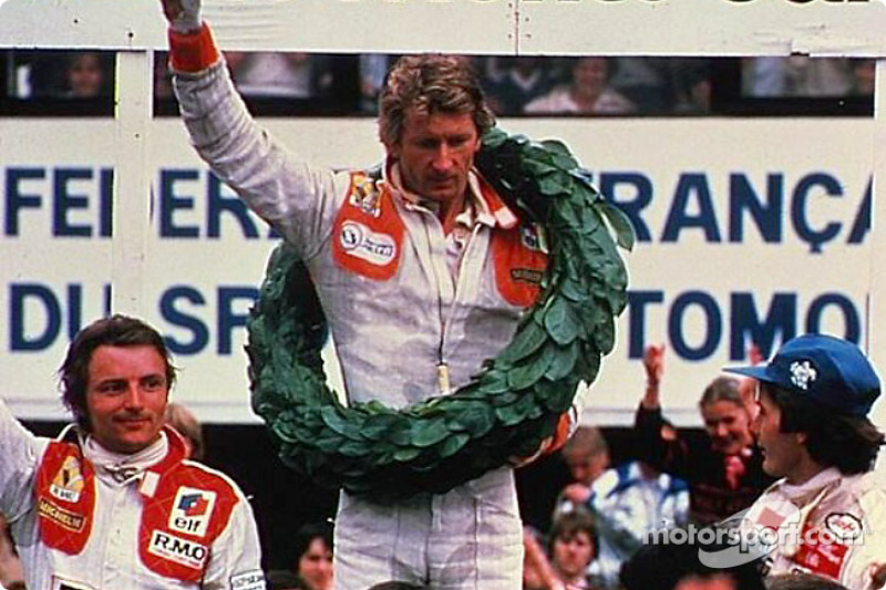 El ganador Jean-Pierre Jabouille con René Arnoux y Gilles Villeneuve