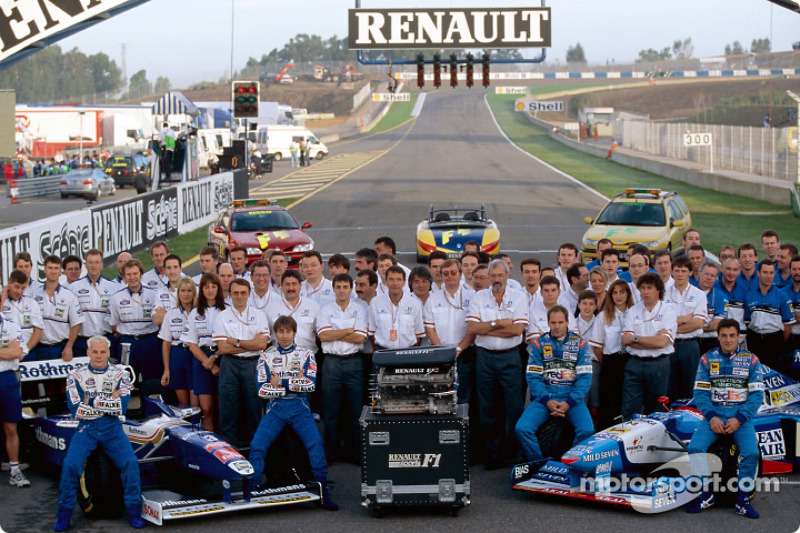 Williams et Benetton fêtent le sixième titre mondial de Renault : Jacques Villeneuve, Heinz-Harald Frentzen, Gerhard Berger et Jean Alesi