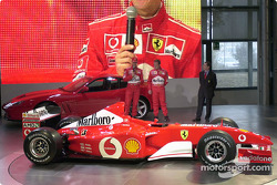 Міхаель Шумахер і Рубенс Баррікелло з новою Ferrari F2002