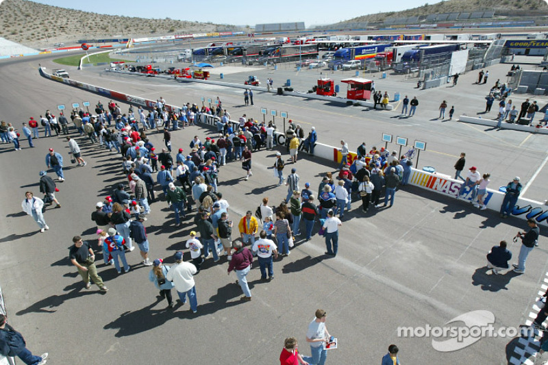 Pitlane pendant la séance d'autographes