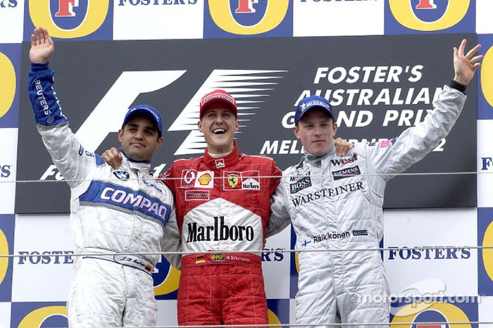 El podio: el gandor de la carrera, Michael Schumacher, con Juan Pablo Montoya y Kimi Raikkonen