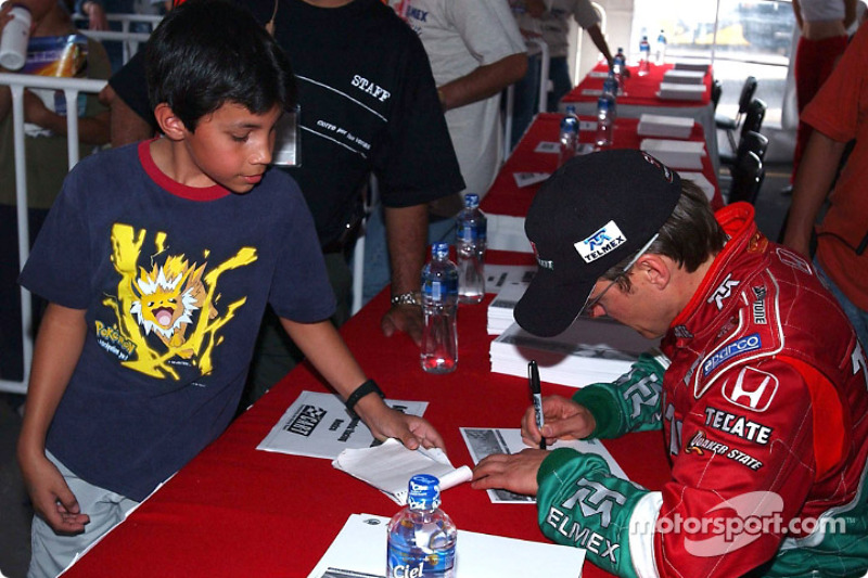 Adrian Fernandez signe des autographes