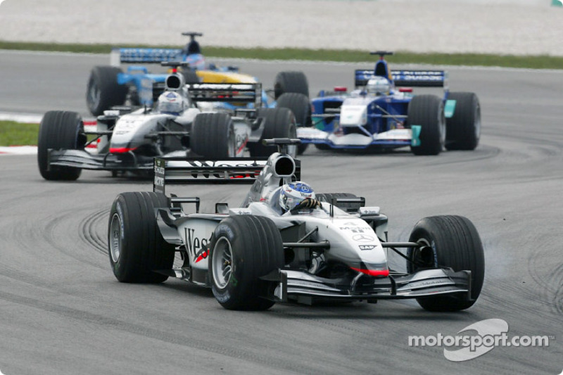 Kimi Raikkonen, delante de David Coulthard en el GP de Malasia de 2002.