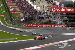 Eau Rouge: Michael Schumacher führt das Feld an