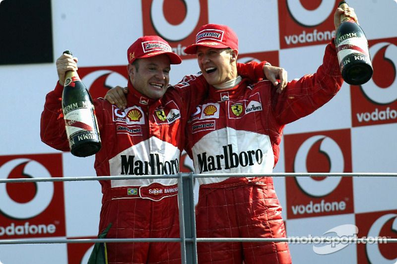 El podio: el ganador de la carrera Rubens Barrichello con Michael Schumacher