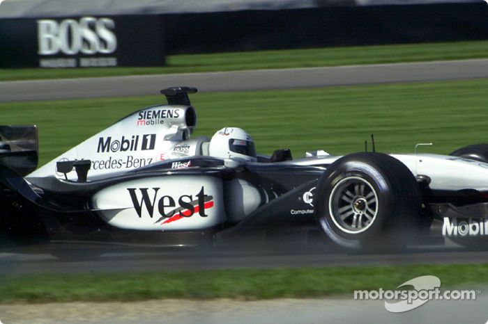 La piloto de la IRL, Sarah Fisher dio una vuelta de demostración en el West McLaren Mercedes