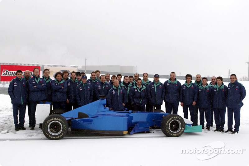 La nieve pospone la presentación del Sauber Petronas C22: Nick Heidfeld y todo el equipo