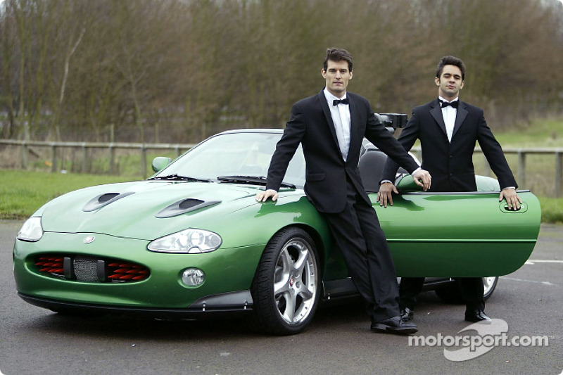 Mark Webber et Antonio Pizzonia posent avec la James Bond 007 XK-R lors d'une séance photos