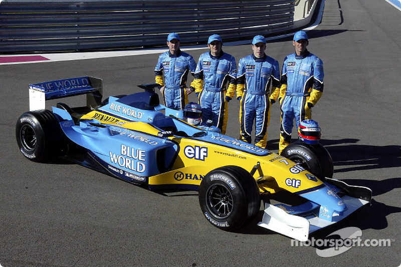 Jarno Trulli, Fernando Alonso, Allan McNish y Franck Montagny con el nuevo Renault F1 R23