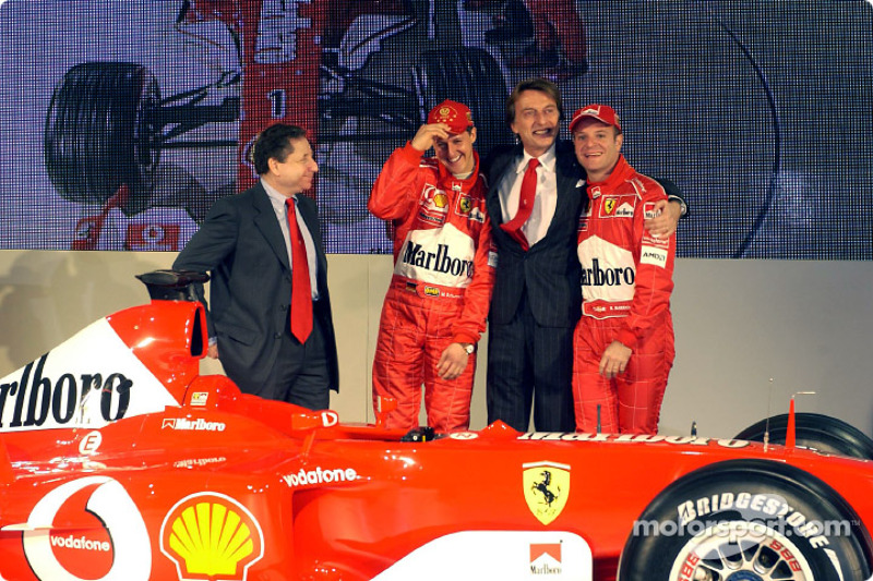 Luca di Montezemelo, Jean Todt, Michael Schumacher y Rubens Barrichello con el nuevo Ferrari F2003-G