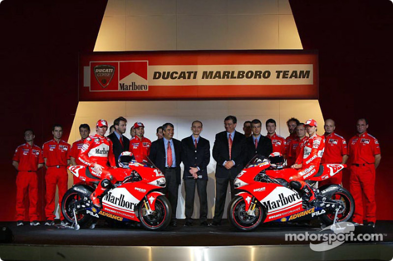 Riders Loris Capirossi, Troy Bayliss e il team Ducati Marlboro team