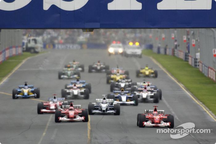 La arrancada: Michael Schumacher toma la ventaja delante de Rubens Barrichello