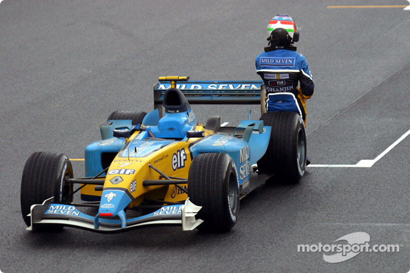 Jarno Trulli impide que su coche se hunda