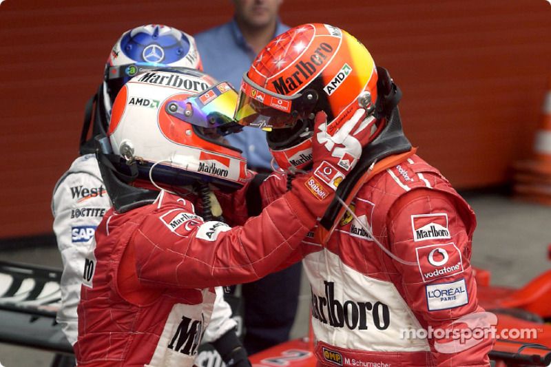 Rubens Barrichello felicita a Michael Schumacher