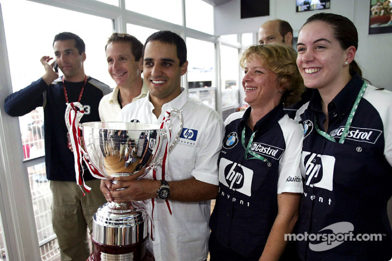 Ganador de la carrera Juan Pablo Montoya celebra