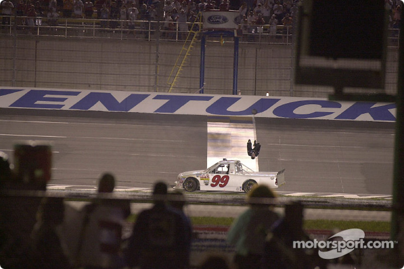 Le vainqueur Carl Edwards célèbre sa victoire