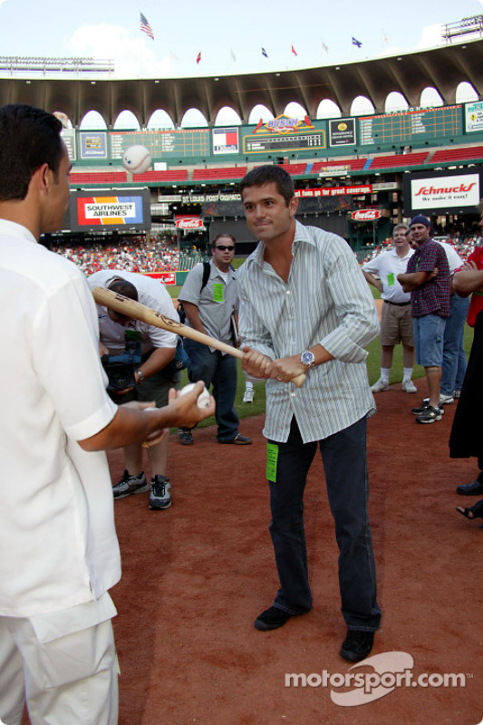 Visite du terrain de baseball des St. Louis Cardinals: Helio Castroneves et Gil de Ferran