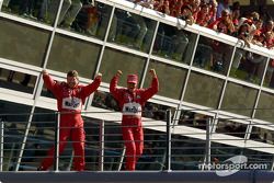 El ganador, Michael Schumacher y Ross Brawn celebran en su camino hacia el podium