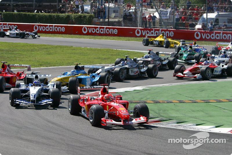 Primera chicane: Michael Schumacher conduce a Juan Pablo Montoya