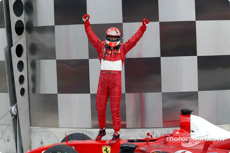 Ganador de la carrera Michael Schumacher celebra