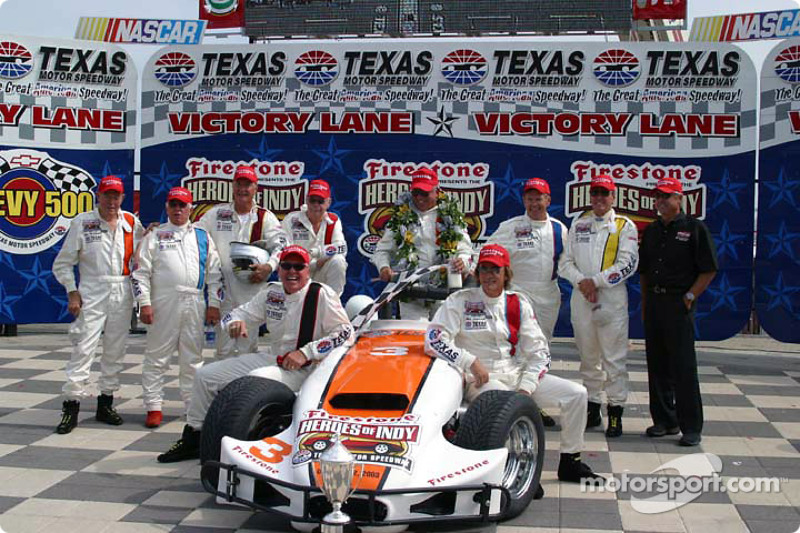 Photo de famille : Lloyd Ruby, Jim McElreath, Parnelli Jones, Gordon Johncock, Johnny Rutherford, Bill Vukovich, Tom Sneva, Pancho Carter, Arie Luyendyk et Scott Goodyear