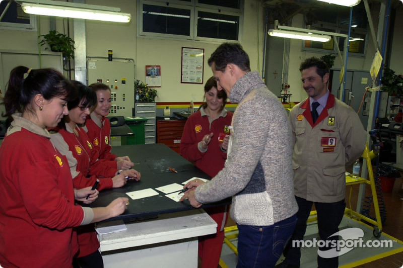Michael Schumacher firma autógrafos