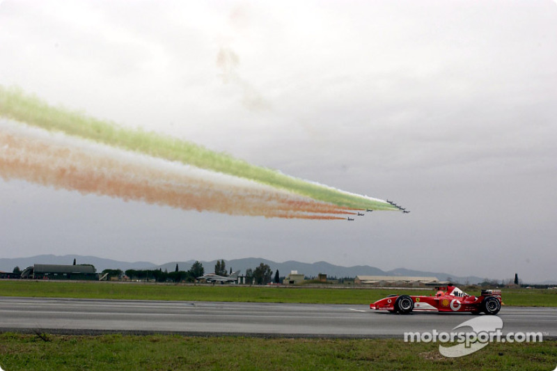 Міхаель Шумахер на Ferrari F2003-GA проти Eurofighter Typhoon