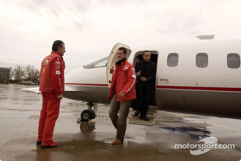 Michael Schumacher arrive à l'aéroport Baccarini