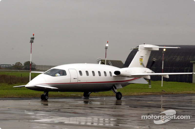 Michael Schumacher arrive à l'aéroport Baccarini dans un Piaggio P180