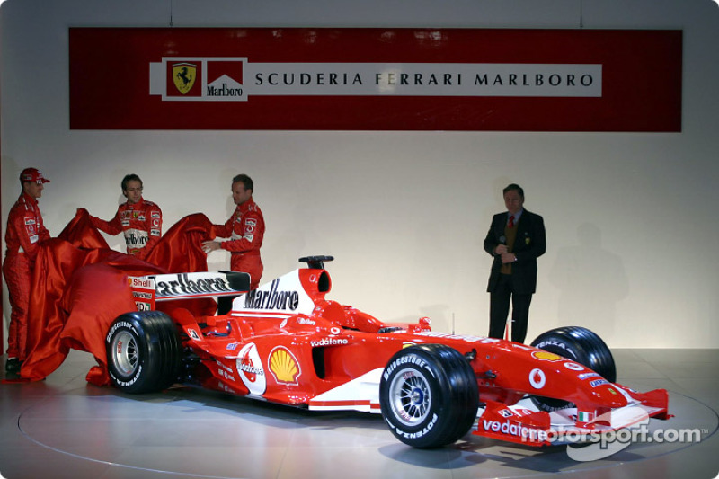 Michael Schumacher, Luca Badoer ve Rubens Barrichello yeni Ferrari F2004