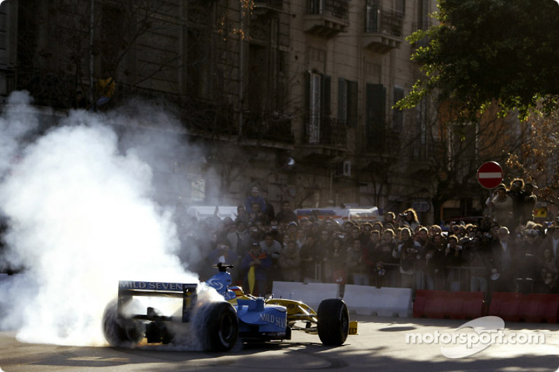 Fernando Alonso smokes the tires