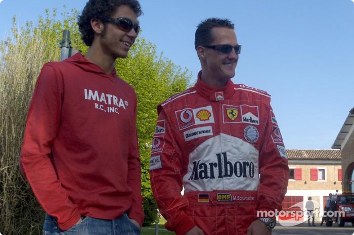 Valentino Rossi en la pista de Fiorano con Michael Schumacher 2004