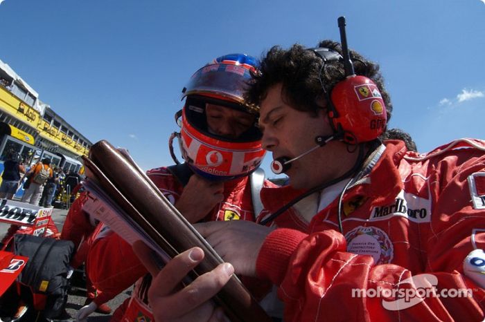 Rubens Barrichello y Gabriele delli Colli en la parrilla de salida