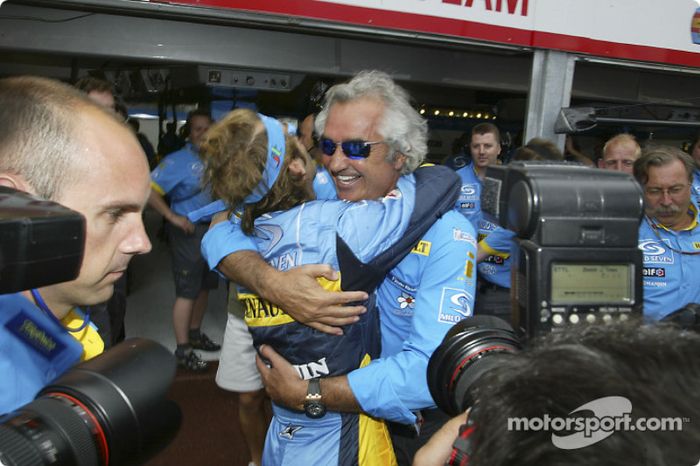 Jarno Trulli celebra su pole position con Flavio Briatore