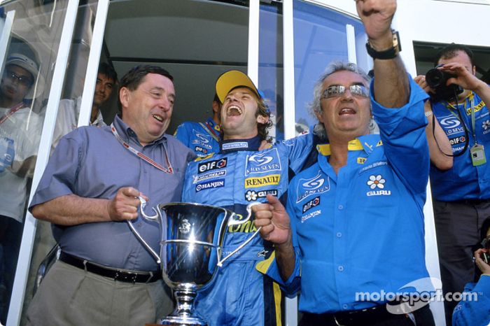 Jarno Trulli celebra la victoria con Patrick Faure y Flavio Briatore