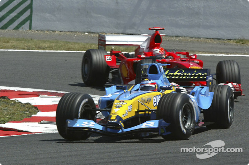 ... führt 32 Runden lang vor Michael Schumacher im Ferrari