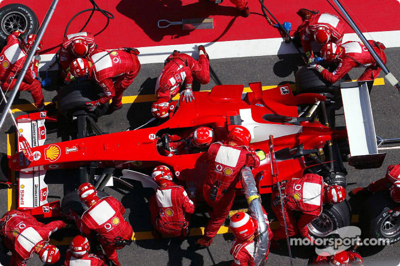 Schumacher completó 4 paradas en boxes en el transcurso de 70 vueltas.