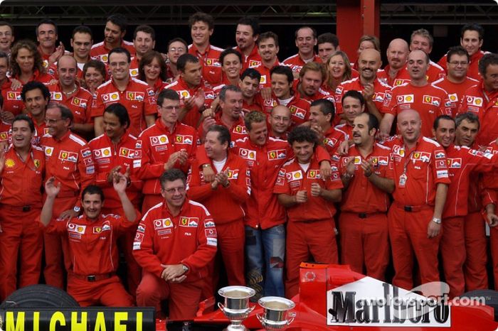 Michael Schumacher celebra 7 º Campeonato del mundo con los miembros del equipo Ferrari