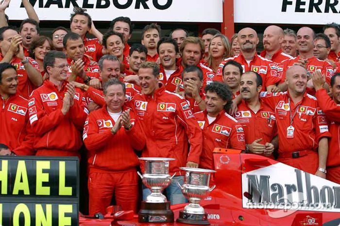 Michael Schumacher celebra 7 º Campeonato Mundial de conductores con los miembros del equipo Ferrari