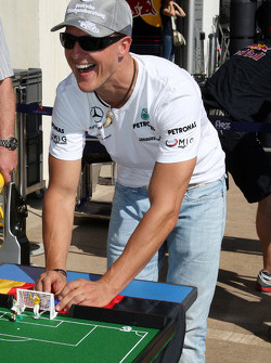 Nico Rosberg, Mercedes GP en Michael Schumacher, Mercedes GP spelen tafelvoetbal