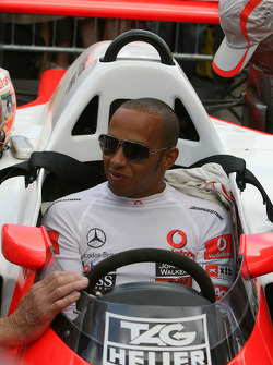 1986 McLaren Tag MP4/2C (Alain Prost): Lewis Hamilton