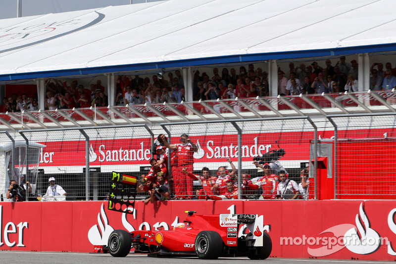 Фернандо Алонсо (Ferrari) здобуває перемогу в гонці