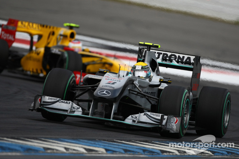 Nico Rosberg, Mercedes GP leads Vitaly Petrov, Renault F1 Team