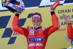 Подиум: победитель гонки - Кейси Стоунер, Ducati Marlboro Team