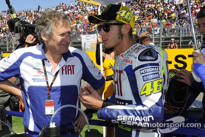 Valentino Rossi, en 2010 hablando con su antiguo técnico Jeremy Burgess