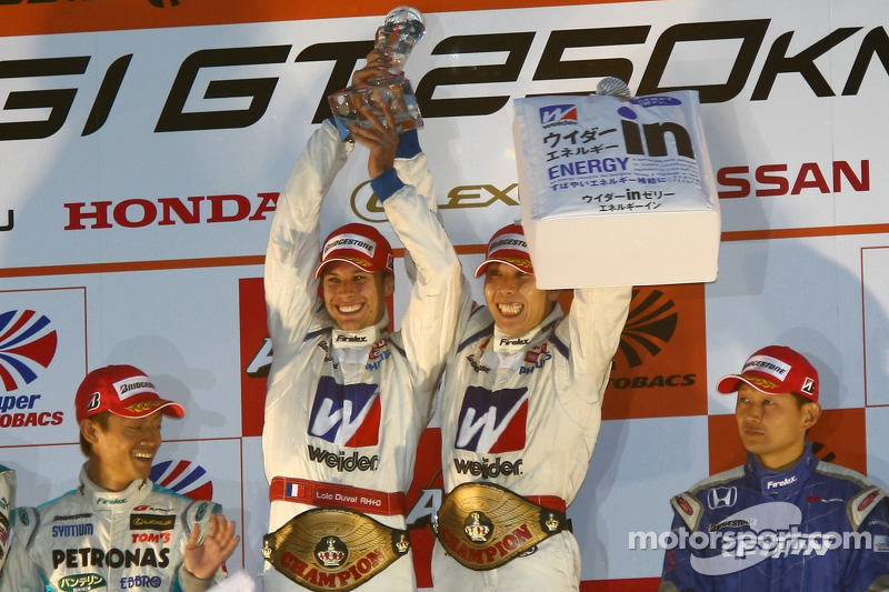 Podium GT500 Championship Champions: #18 Weider HSV-010: Takashi Kogure, Loic Duval