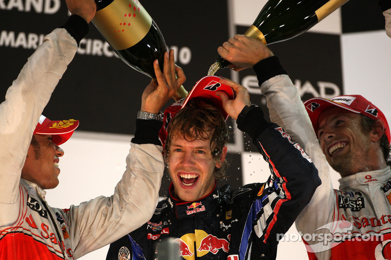 Podio: ganador de la carrera  y Campeón de mundial de Fórmula Uno 2010 Sebastian Vettel, Red Bull Ra